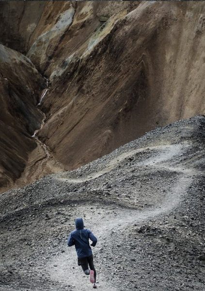 Coureur sur un sentier de montagne